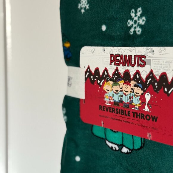 Peanuts Winter Reversible decorative Throw | Puffer Jacket Snoopy green blanket - Picture 4 of 6